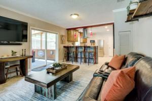 Hot Tub + Outdoor Kitchen: Stylish Home in Bryan Tourist base, College Station