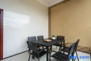 Human Cottage Hotel Sanyi Airport Branch, Lijiang