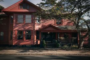 Dvele Inn, St. Johns