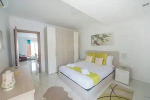 Chic Modern 1BR APT near Salina Bay Apartments, Qawra