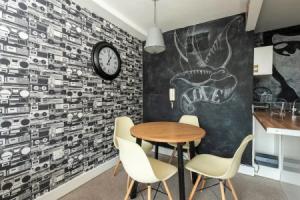 Trendy 2BR Sleeps 5, Close to Media City, University of Salford & City Centre Apartments, Manchester