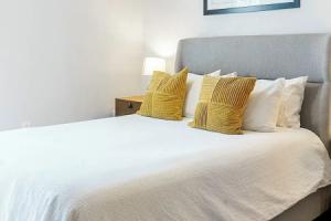 Canal Walk District Apartments by Landing, Indianapolis