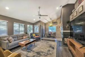 Gorgeous Getaway w/ Fire Pit ~ 8 Mi to Dtwn Tourist base, Austin