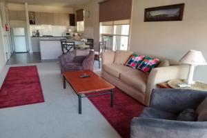 Lovely 2 bedroom apartment across from Shepp Lake., Shepparton