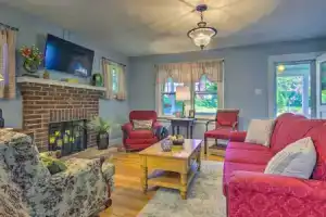 Restored Home on 1 Acre: Walk to Town! Tourist base, Mars Hill