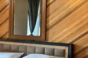 Guest House People, Corce