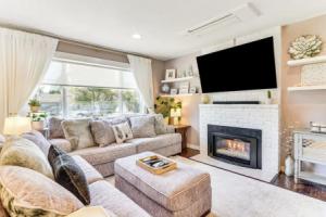 7 Mi to Waterfront: Sleek Home w/ Yard! Tourist base, Vancouver