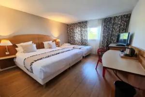 C Suites, Nimes
