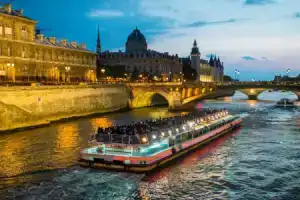 Vestay George V, Paris