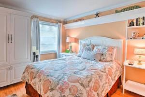 Condo w/ Pool Access: Walk to Shopping & Beach! Apartments, Naples
