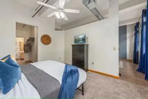 King Bed Great Location Apartments, Overland Park