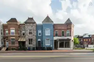 Modernized DC Rowhome in city-center Apartments, Washington