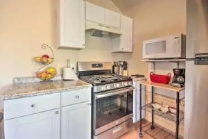 Quiet Rental w/ Balcony: 14 Mi to Downtown Hotel, Houston