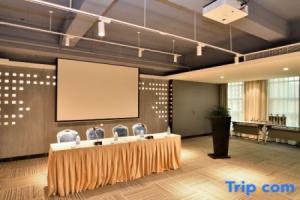 Xiyuemoon Hotel (Kunming Harmony Square Linyuqiao Subway Station Hotel )), Kunming