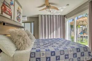 1 Mi to Deerfield Beach: Stylish Studio w/ Pool!, Boca Raton