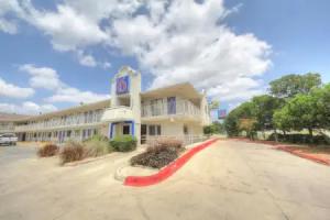 Motel 6 San Antonio, TX - Fiesta, San Antonio