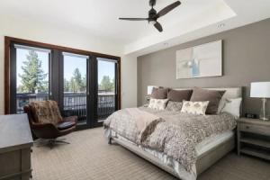 Luxury 4bdr Residence Steps From Heavenly Village 4 Bedroom Condo, Stateline