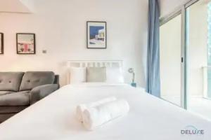 Calm Studio at Lake View Tower JLT by Deluxe Holiday Homes, Dubai