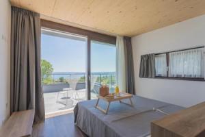 Room in B&B - Insula Felix - Deluxe Double Room With Balcony and Sea View, Moniga