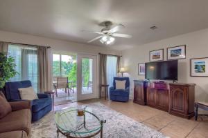 Ww H202 Mather Street Retreat 2 Bedroom Condo by RedAwning, New Braunfels