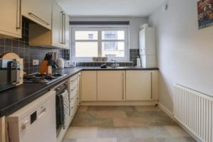 Queen Apartment, Paisley