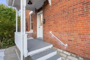 German Charm Suites Sleeps 8!, Columbus