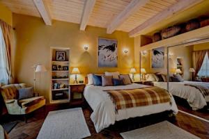Antonia - Stylish Retreat, Blocks From Galleries and Restaurants of Canyon Rd. and The Plaza Tourist base, Santa Fe