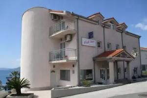 Pink Inn, Podstrana