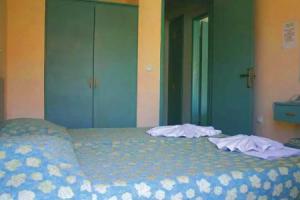 Bares Apart, Marmaris