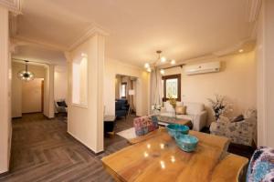 Vesta - Luxury APT - 2BR - Triumph Apartments, Cairo