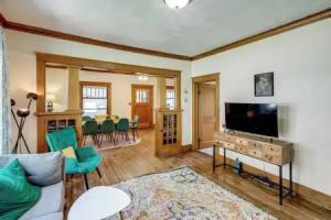 1 Mi to Unl: Group Getaway w/ Game Area Tourist base, Lincoln