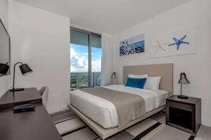 Stunning 25th-Floor Views in Hotel, Hollywood