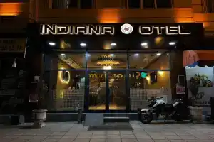 Indiana Hotel, Van