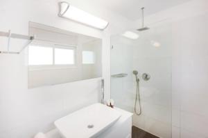 Serene 2BR in Dizengoff Square by HolyGuest, Bnei Brak