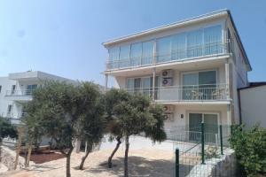 Green Hill Apartments, Kas