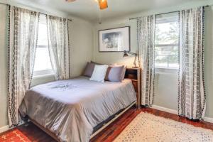 3 Mi to Old Town, Fenced Yard: ABQ Abode! Tourist base, Albuquerque