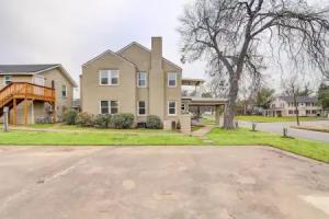 2 Mi to Dtwn: Home w/ Shared Yard! Tourist base, Waco