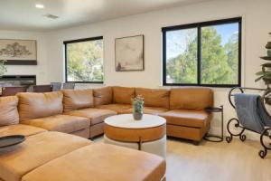 Terrace Hill Modern Escape Near Wineries Dining and Hot Springs Tourist base, Paso Robles