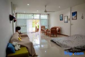 Little Charlie's House, Khanom