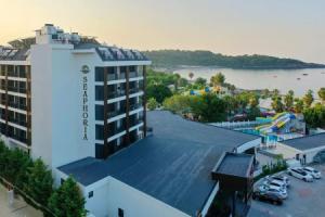 Grand Paradise Hotel, Okurcalar