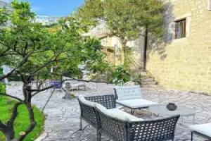 Sereni̇ta Stone House, Rafailovici