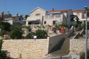 Apartments Gogi, Postira