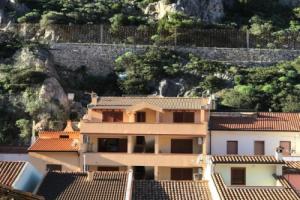 Twinfins apartments, Buggerru