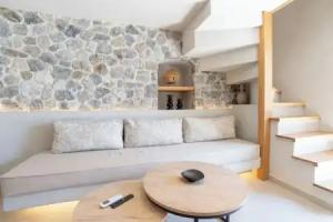 Alaya Suites, Pirgos