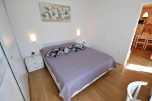 Beach apartment KATE with sea view, balcony and parking, MURTER, DALMATIA, Betina