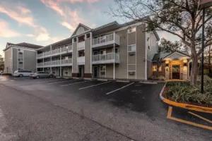 HomeTowne Studios by Red Roof Orlando - Casselberry, Orlando