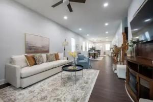 Spacious 5-Bedroom Blue Bungalow, Indianapolis
