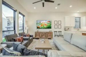 3 Mi to River Walk: Gem w/ Heated Pool Tourist base, San Antonio