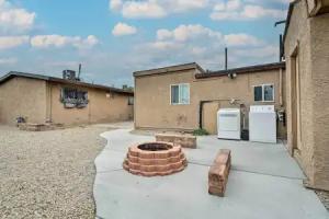 North Studio w/ Fire Pit: 10 Mi to Strip, Las Vegas
