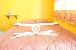Love You Hostel, Pai